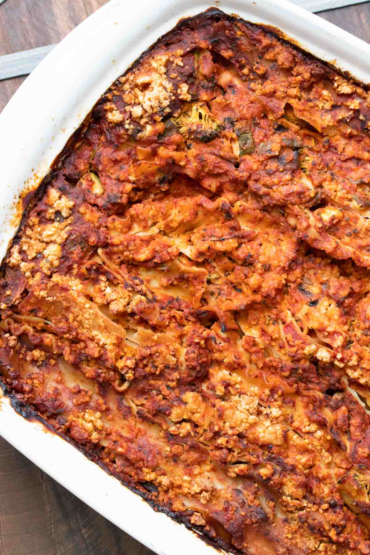  Vue de dessus de lasagnes de légumes fraîchement cuites avec marinara en haut