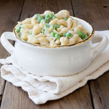 Creamy mac pasta and peas in a bowl