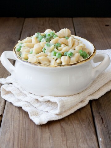 Creamy mac pasta and peas in a bowl