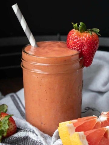 Whether you are looking for a refreshing drink, or want to give your wellness a little love, this immune boosting smoothie is the perfect recipe! #immunesystemboost #healthyrecipes