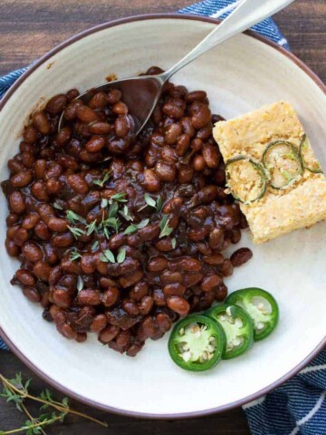 Having basic picnic staples is a must as the weather warms up. These vegan baked beans are packed with flavor and can be served with so many other recipes! #veganbeanrecipes #picnicfood