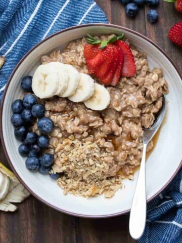 Looking for the perfect way to start your day? This vegan oatmeal recipe is the ultimate creamy delicious choice and it comes together in mere minutes! #veganbreakfastrecipes #easymeals