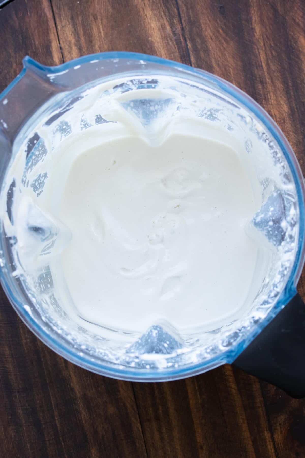 Vista dall'alto del frullatore con lo yogurt fatto in casa all'interno