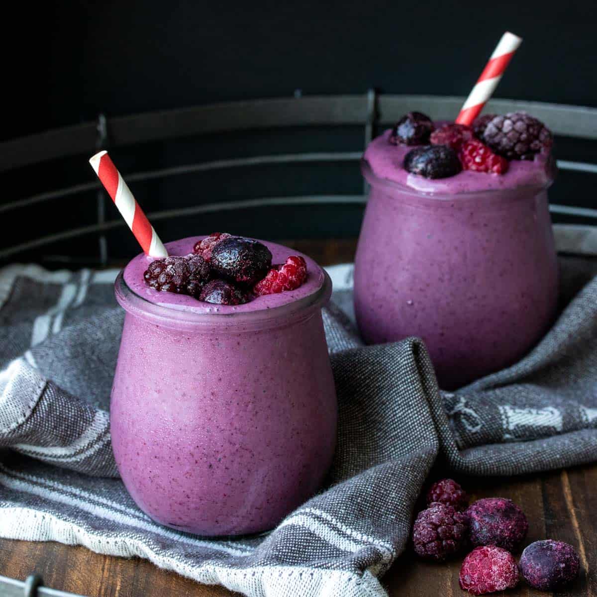 https://www.veggiesdontbite.com/wp-content/uploads/2020/12/vegan-banana-berry-smoothie-FI.jpg